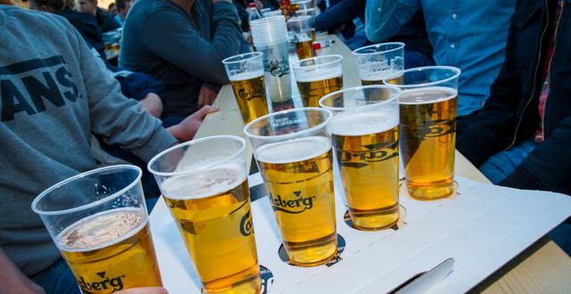 En grupp människor dricker öl. Arkivbild. Junge, Heiko / TT NYHETSBYRÅN
