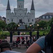 Människor blickar ut mot den mörka himlen över New Orleans i väntan på Barry.