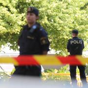 Polis utanför lägenheten i förra veckan