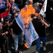 Israelisk flagga bränns i Teheran.