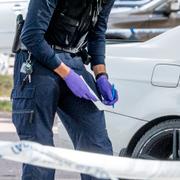 Polisen undersöker brottsplatsen. 