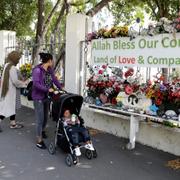 Blommor utanför en av moskéerna i Christchurch den 14 mars i år.