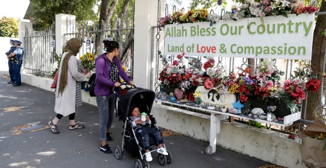Blommor utanför en av moskéerna i Christchurch den 14 mars i år. Mark Baker / TT NYHETSBYRÅN