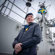 Arjen Warnaar, chef för SNMG1, framför den svenska flaggan och NATO-flaggan.