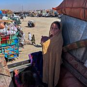 En afghansk tjej på flykt väntar vid gränsen till Pakistan, som stängdes i helgen.