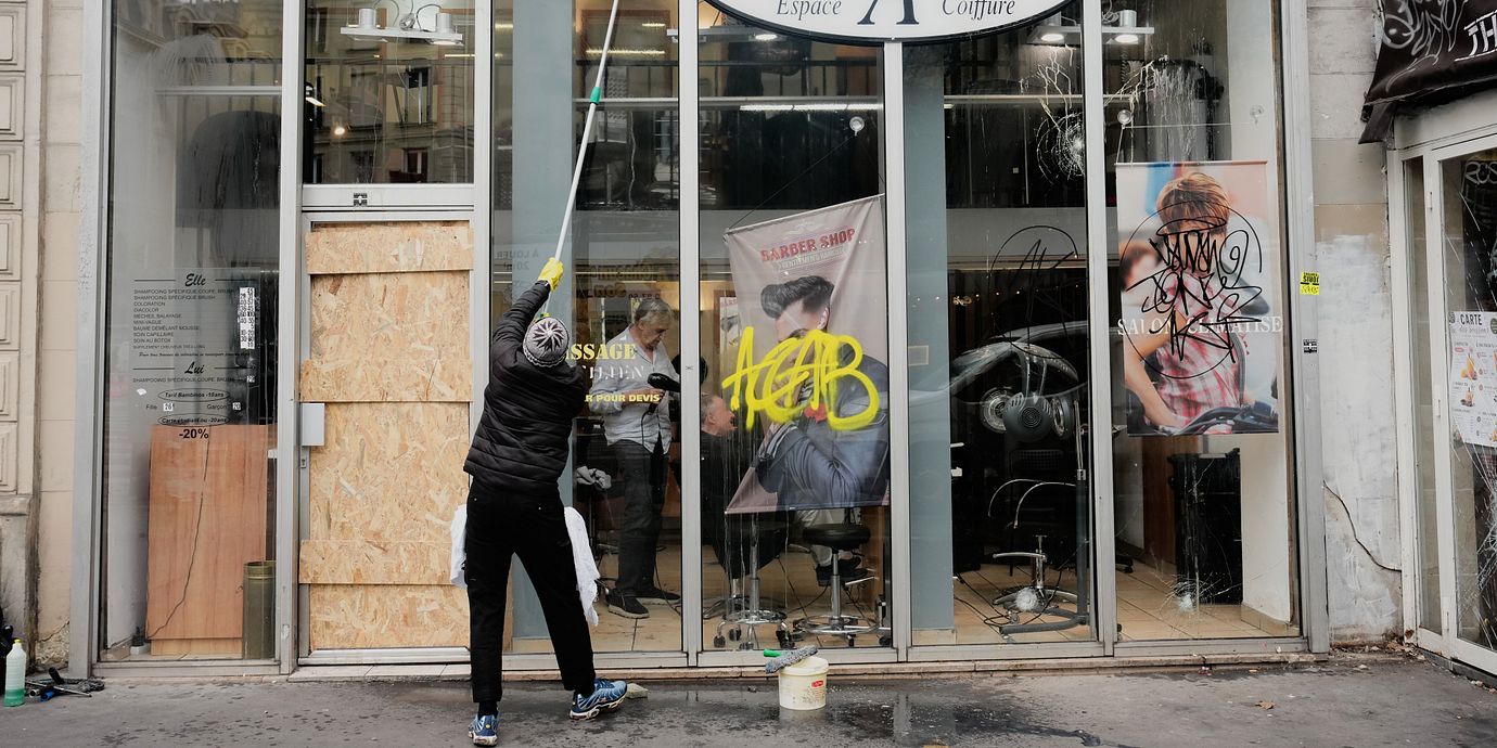 En man vid en hårsalong i Paris som skadats i de stora protesterna.