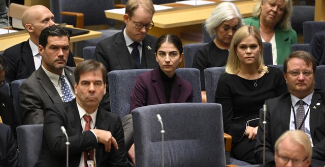 Klimat- och miljöminister Romina Pourmokhtari (L) i mitten under en partiledardebatt i riksdagen.  Jessica Gow/TT