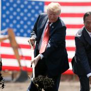 Terry Gou (t.h) med USA:s president Donald Trump. 