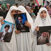 Flickor bär porträtt av Ali Khamenei och Mojtaba Khamenei, i Teheran den 18 maj.