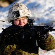 Estnisk soldat under en militärövning.