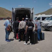 Iranier på flykt in i Turkiet.