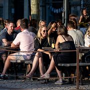 Människor på en uteservering i Lund.