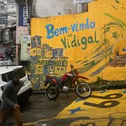 En målning av fotbollsspelaren Vinicius Junior i favelan Vidigal i Rio de Janeiro.