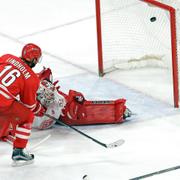 Carolinas Elias Lindholm gör mål bakom Detroits målvakt Jimmy Howard i nattens match.