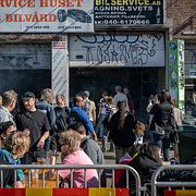 Uteservering och bar, samt DJ i verkstaden hos Bil Service Huset på NGBG festivalen på Norra Grängesbergsgatan på Sofielund i Malmö i september 2024. NGBG festivalen startade 2016.