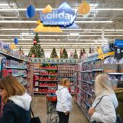 Personer handlar på Walmart. Aktien gick emot trenden hos många andra konsumtionsbolag under 2024 – och stod i stället för en rusning på över 70 procent.