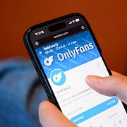 Arkivbild av Onlyfans i mobilen.