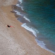 Ensam badare på en strand i Kroatien. 