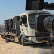 En pojke i Gaza / En bild på högtalarna vid gränsen mot Gaza delad av Benjamin Netanyahus kansli. 