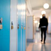 Skolan har en viktig roll i att informera unga killar om jämställdhet och könsnormer, enligt Schindele.