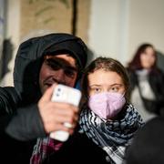 Person tar selfie med Greta Thunberg under en protest i Berlin på måndagen.