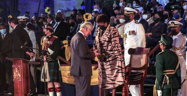Prins Charles och Dame Sandra Mason under presidentinvigningen.  David McD Crichlow/AP/TT