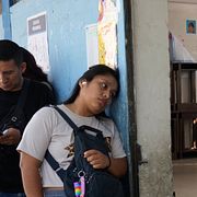 Folk väntar på att få rösta i Perus huvudstad Lima.