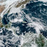 Satellitbild från NOAA som visar stormarna Eta i Mexikanska gulfen, Theta och det som skulle bli Iota