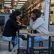 Människor på en uteservering i Teheran, 30/3.