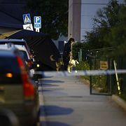En stor polisinsats pågår i stadsdelen Kvarngärdet i Uppsala efter att en man i 20-årsåldern har skjutits till döds på söndagskvällen.