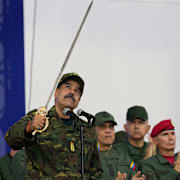 Nicolas Maduro med vad som hävdas vara Simon Bolivars svärd – äktheten har dock ifrågasatts.  
