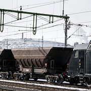 
Tågräls och godsvagnar för järnmalm på Malmbanan vid Kiruna.