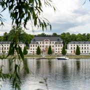 Karlbergs slott ligger ett stenkast från det nyinköpta kontoret. 