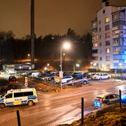 Polisen på plats i Skärholmen på fredagen.