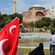 Arkivbild: En försäljare framför Hagia Sofia i Istanbul