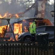 Tre personer omkom i en villabrand i Fåglavik i Herrljunga kommun natten till måndagen. 