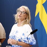 Äldre- och socialförsäkringsminister Anna Tenje (M),  gymnasie-, högskole- och forskningsminister Lotta Edholm (L) och landsbygdsminister Peter Kullgren (KD) under pressträffen.