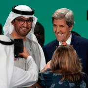  Sultan al-Jaber med USA:s klimatsändebud John Kerry. 