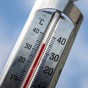 En termometer i Malmö som närmar sig 35-gradersstrecket.