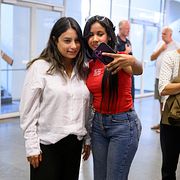 Nooshi Dadgostar (V) träffar elever från Birkagårdens folkhögskola.