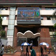 Personer följer aktiemarknadsindex på en skärm på fasaden till Bombaybörsen (BSE) i Mumbai, Indien. Arkivbild.