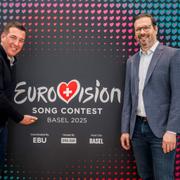 Eurovisions producenter Moritz Stadler och Reto Peritz poserar inför pressträffen. 