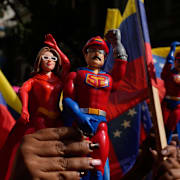 Superhjältedockor som föreställer Nicolas Maduro och frun Cilia Flores.