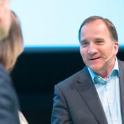 Stefan Löfven samtalar med MP:s språkrör.