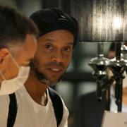 Ronaldinho vid hotellet i Asunción i Paraguay där han befinner sig i husarrest.