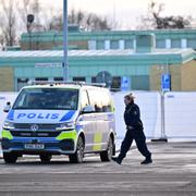 Polis utanför Campus Risbergska i Örebro .