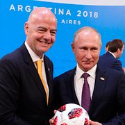 En bild på Infantino och Putin 2018.