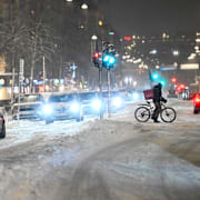 Snötäckt gata på Södermalm i Stockholm i fredags.