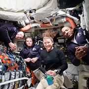 Jeremy Hansen, Reid Wiseman, Christina Koch and Victor Glover fanns ombord Artemis 2.