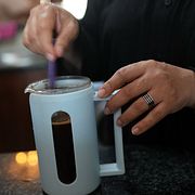 Kaffe i en liten kanna.